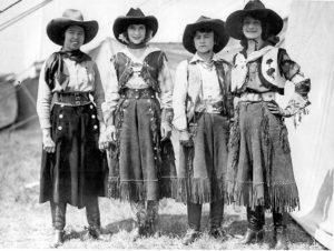 Cowgirls in the early 20th century (4)