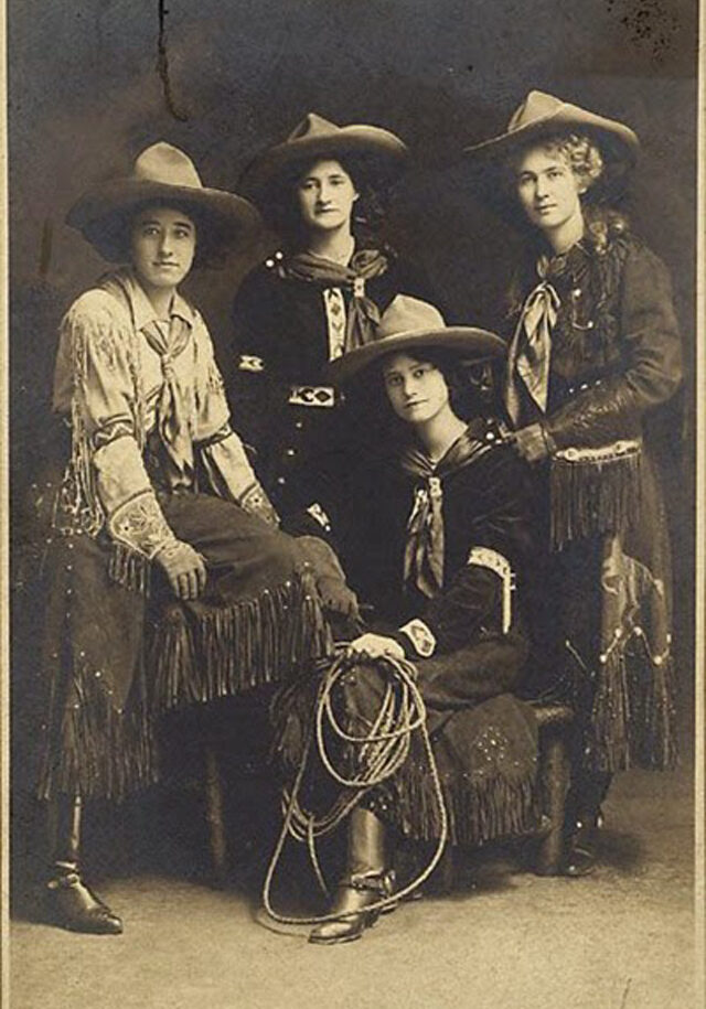 Cowgirls in the early 20th century (16)